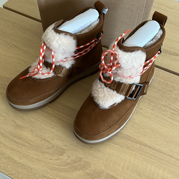NIB UGG Classic Weather Hiker in Chestnut - Picture 9 of 13